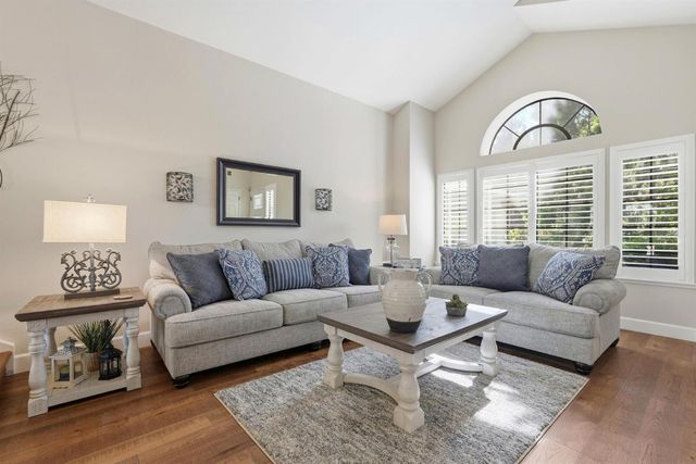 8804 Bradbury Ct, Elk Grove, CA 95624