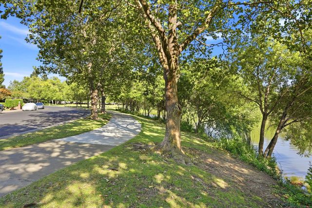 8804 Bradbury Ct, Elk Grove, CA 95624