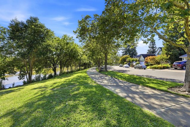 8804 Bradbury Ct, Elk Grove, CA 95624