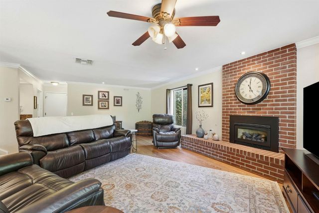 8804 Bradbury Ct, Elk Grove, CA 95624