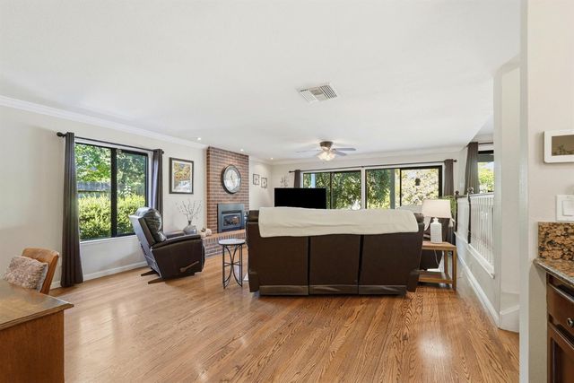8804 Bradbury Ct, Elk Grove, CA 95624