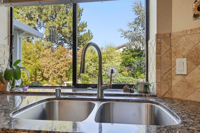 8804 Bradbury Ct, Elk Grove, CA 95624
