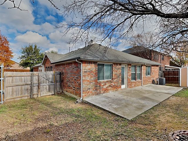 1905 Sharpsbury Drive, Euless, TX 76040