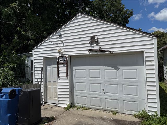 4037 Plainview Drive, Des Moines, IA 50311
