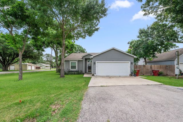 118 N Urbanec Street, East Bernard, TX 77435