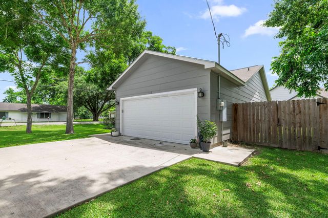 118 N Urbanec Street, East Bernard, TX 77435