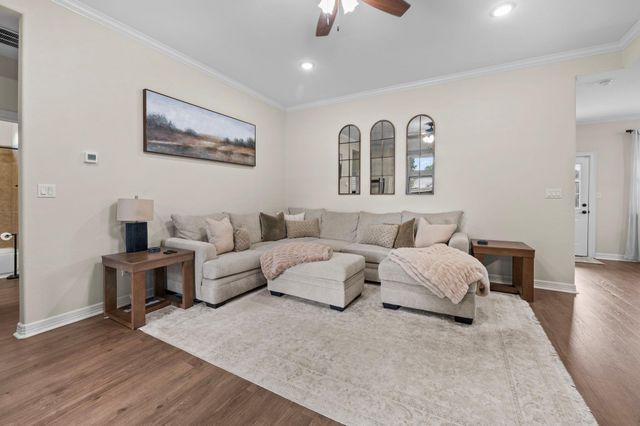 118 N Urbanec Street, East Bernard, TX 77435