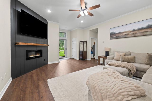 118 N Urbanec Street, East Bernard, TX 77435