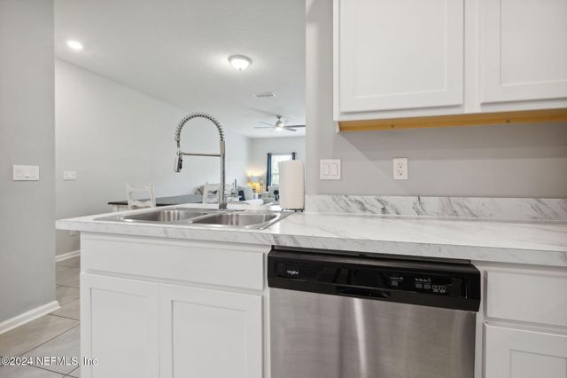 936 CAPITOL Parkway, Jacksonville, FL 32218