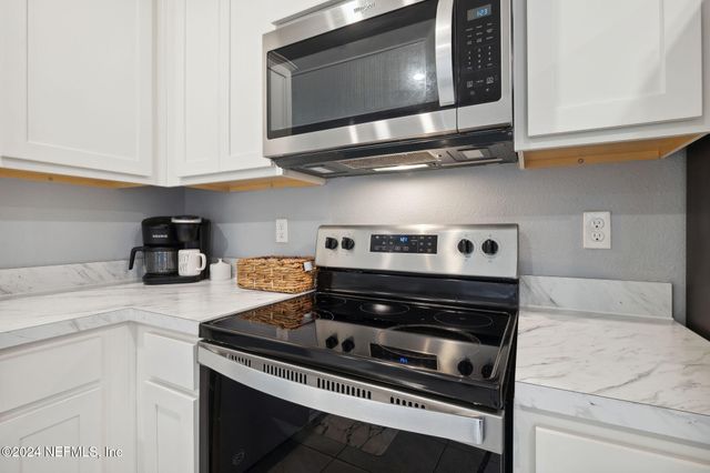 936 CAPITOL Parkway, Jacksonville, FL 32218