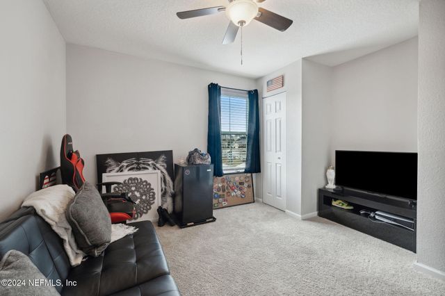 936 CAPITOL Parkway, Jacksonville, FL 32218