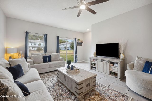 936 CAPITOL Parkway, Jacksonville, FL 32218