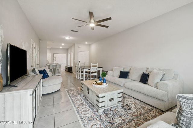936 CAPITOL Parkway, Jacksonville, FL 32218