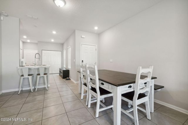 936 CAPITOL Parkway, Jacksonville, FL 32218