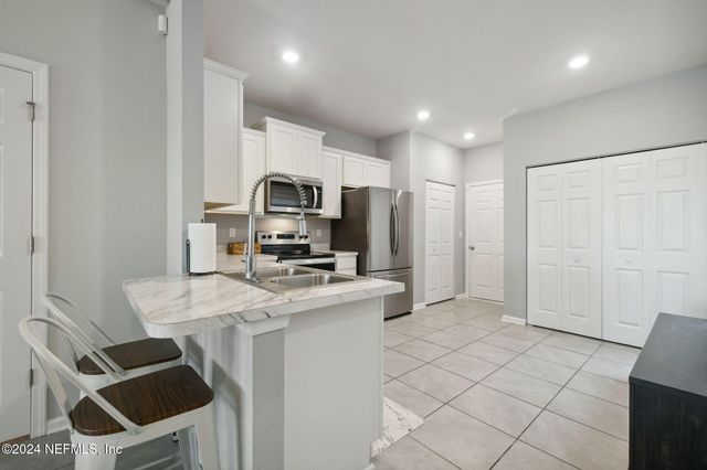 936 CAPITOL Parkway, Jacksonville, FL 32218