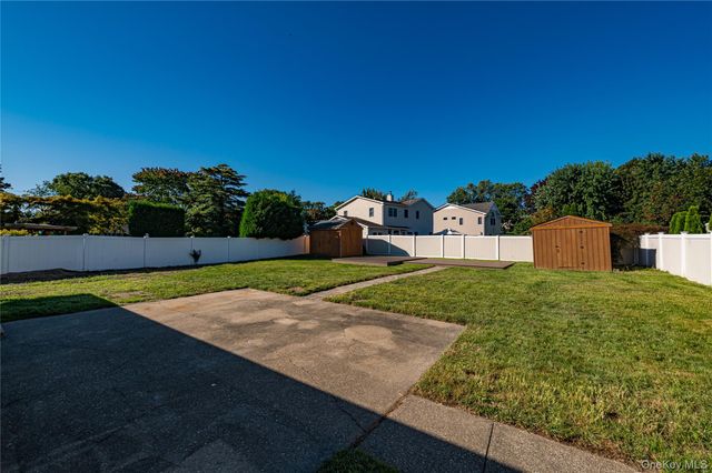 6 Evy Court, Sayville, NY 11782