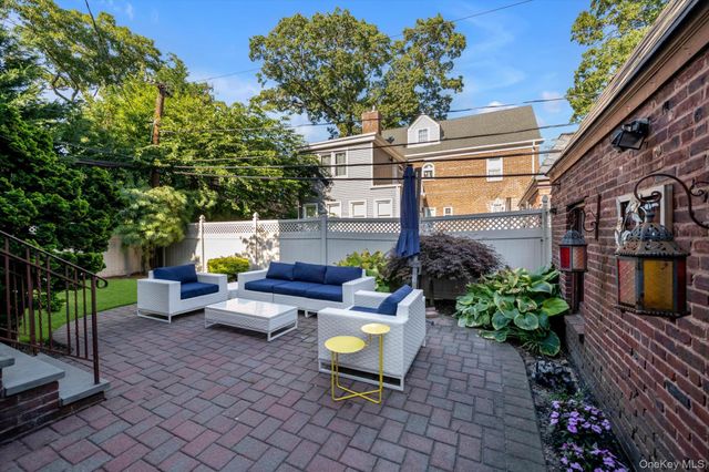 15 Parkwold Drive W, Valley Stream, NY 11580