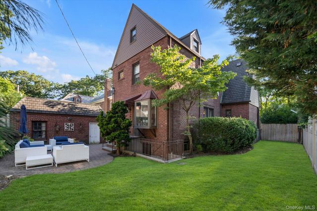 15 Parkwold Drive W, Valley Stream, NY 11580