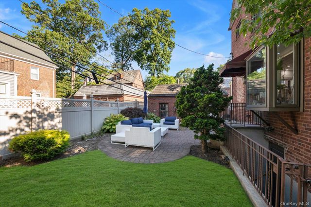 15 Parkwold Drive W, Valley Stream, NY 11580