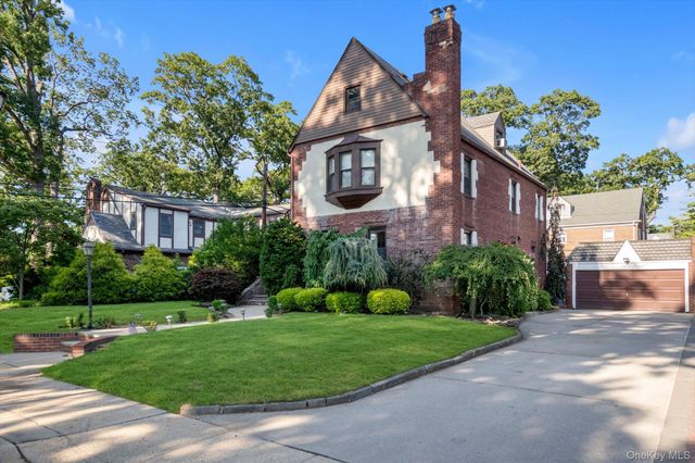 15 Parkwold Drive W, Valley Stream, NY 11580