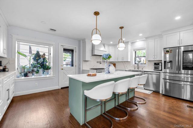15 Parkwold Drive W, Valley Stream, NY 11580