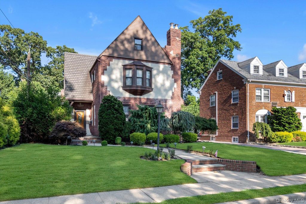 15 Parkwold Drive W, Valley Stream, NY 11580 — photo 2