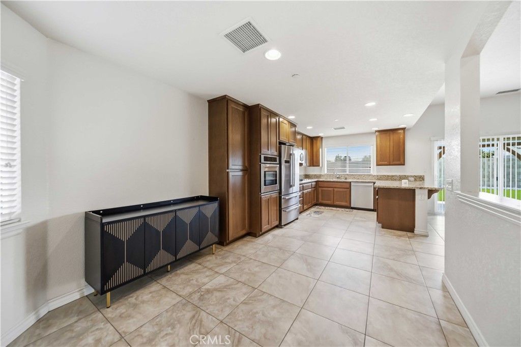 Image 11 of property listing at 5704 W Forry Court, Lancaster, CA 93536