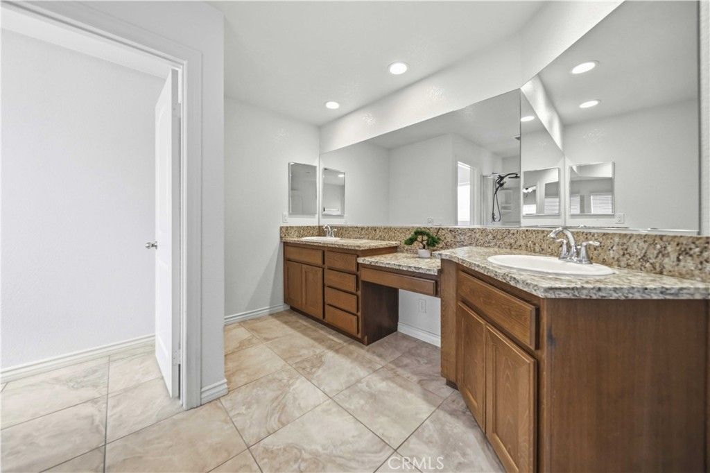 Image 34 of property listing at 5704 W Forry Court, Lancaster, CA 93536
