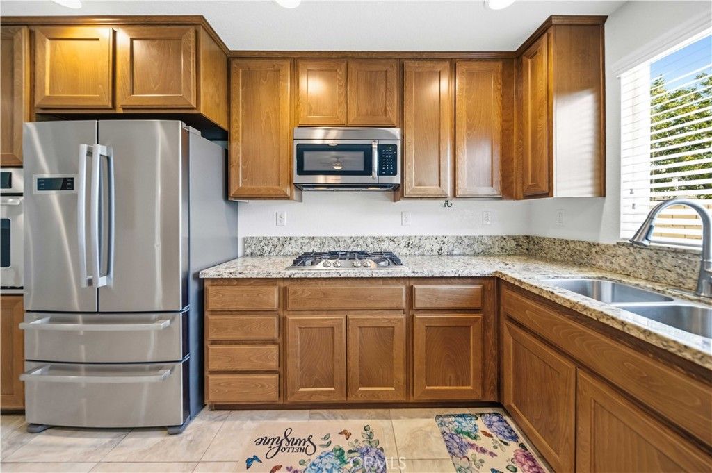 Image 7 of property listing at 5704 W Forry Court, Lancaster, CA 93536