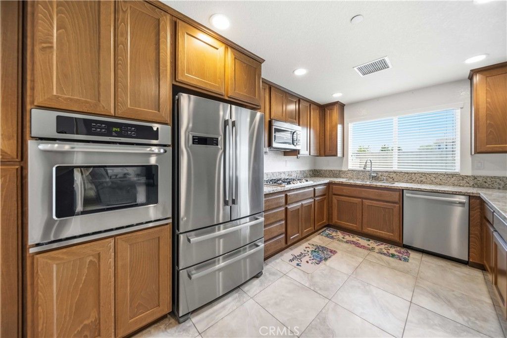 Image 8 of property listing at 5704 W Forry Court, Lancaster, CA 93536