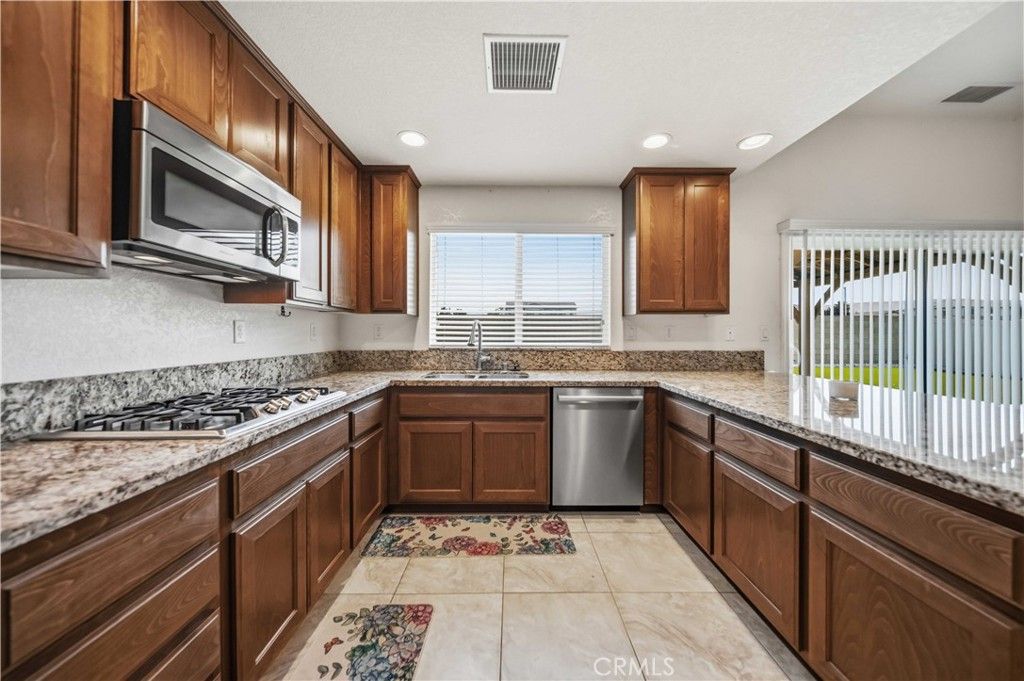 Image 9 of property listing at 5704 W Forry Court, Lancaster, CA 93536