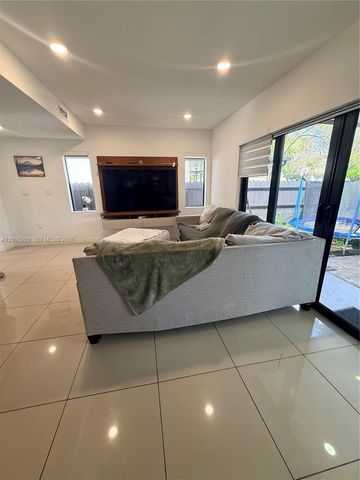 102 NW 10th Pl, Florida City, FL 33034