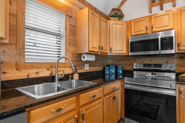112 Foxhole Lane, Hollister, MO 65672
