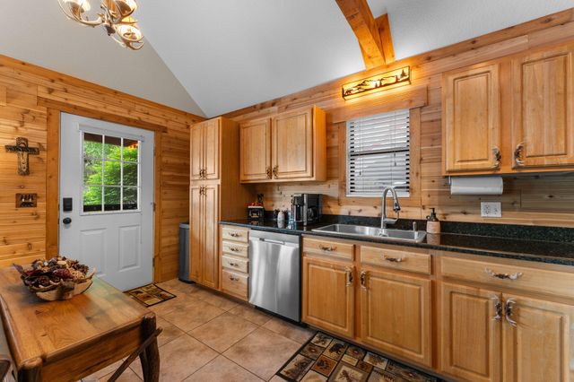 112 Foxhole Lane, Hollister, MO 65672