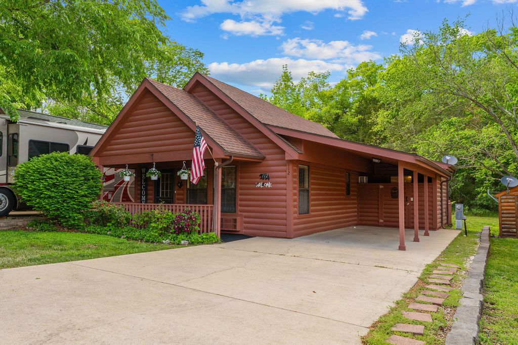 112 Foxhole Lane, Hollister, MO 65672