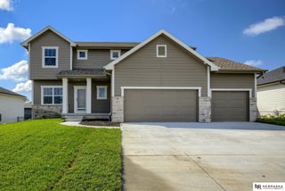 10915 Ranch Drive, Papillion, NE 68046