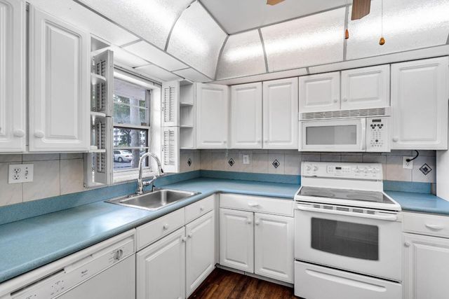 5900 NW 44th Street 106, Lauderhill, FL 33319