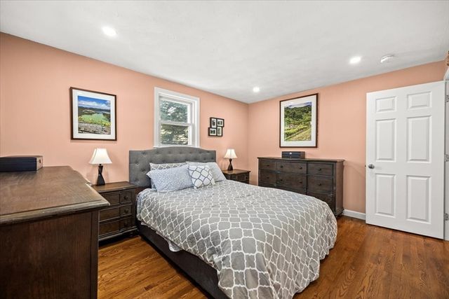 220 Weymouth St, Holbrook, MA 02343