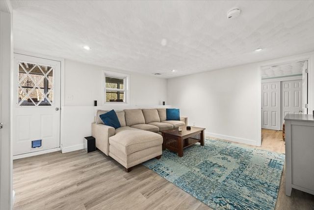 220 Weymouth St, Holbrook, MA 02343