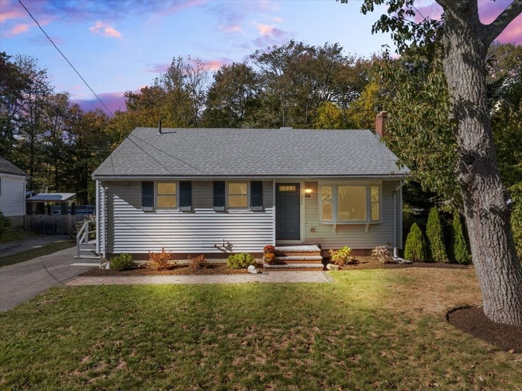 220 Weymouth St, Holbrook, MA 02343