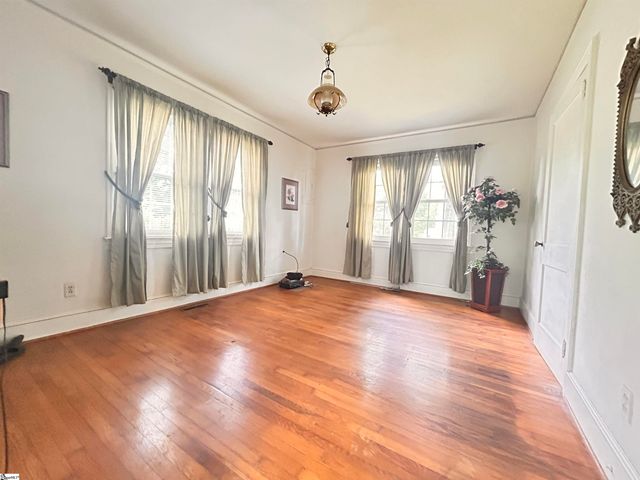 1003 W Main Street, Laurens, SC 29360