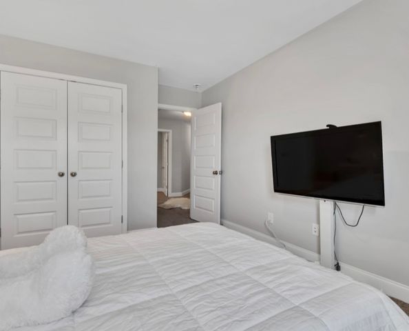 1727 Old Drakes Creek Rd, Hendersonville, TN 37075