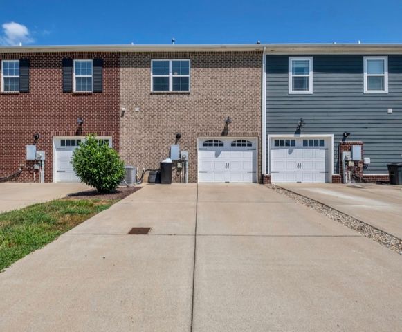 1727 Old Drakes Creek Rd, Hendersonville, TN 37075