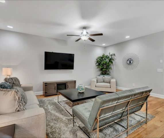 1727 Old Drakes Creek Rd, Hendersonville, TN 37075