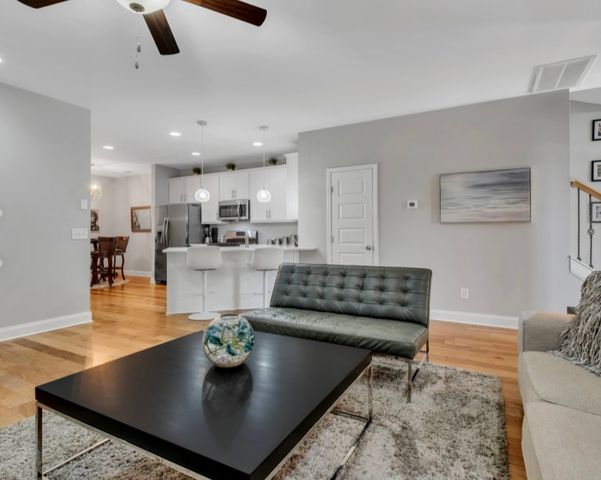 1727 Old Drakes Creek Rd, Hendersonville, TN 37075