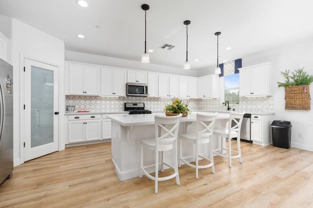 6701 E Providence Avenue, Fresno, CA 93727