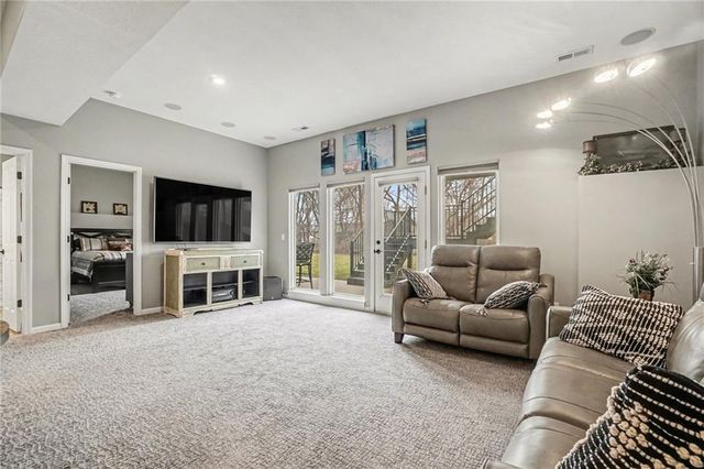 9617 N Adrian Avenue, Kansas City, MO 64154