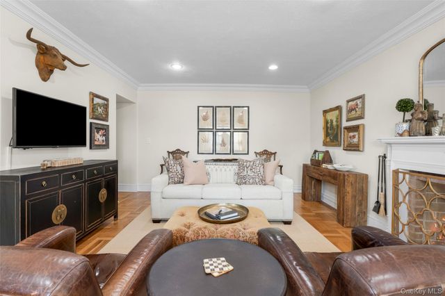 910 Stuart Avenue 4L, Mamaroneck, NY 10543