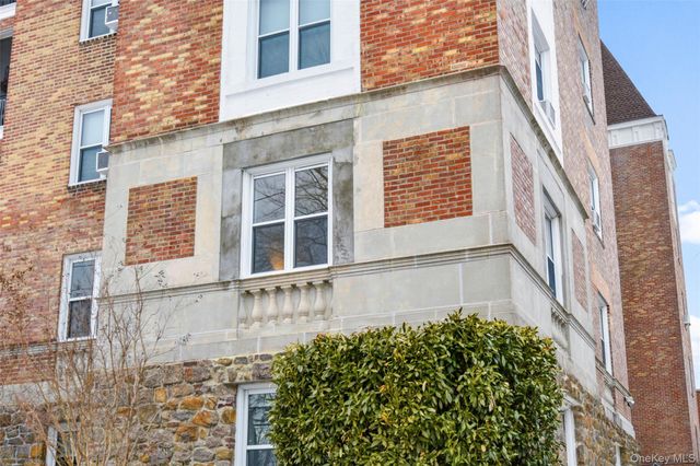 910 Stuart Avenue 4L, Mamaroneck, NY 10543