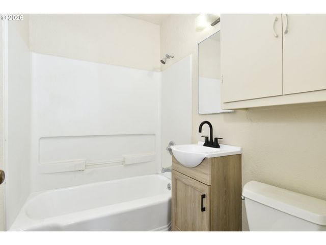 7020 Ne HALSEY St, Portland, OR 97213